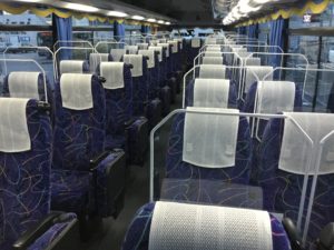 アクリルパネルを設置したバス車中